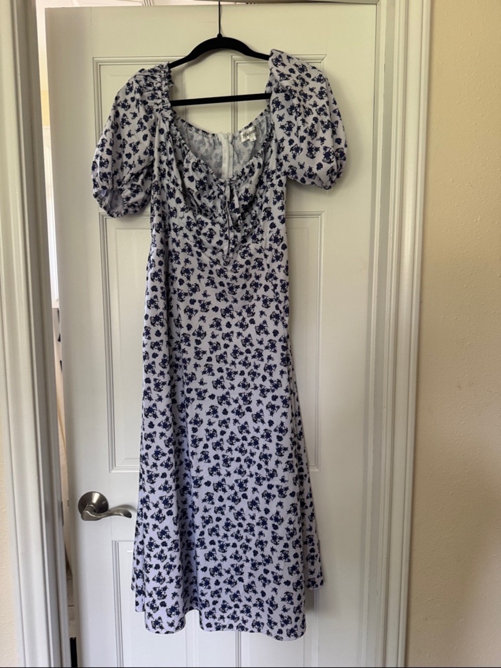 Women’s White and Navy Floral Puff-Sleeve Midi Dress